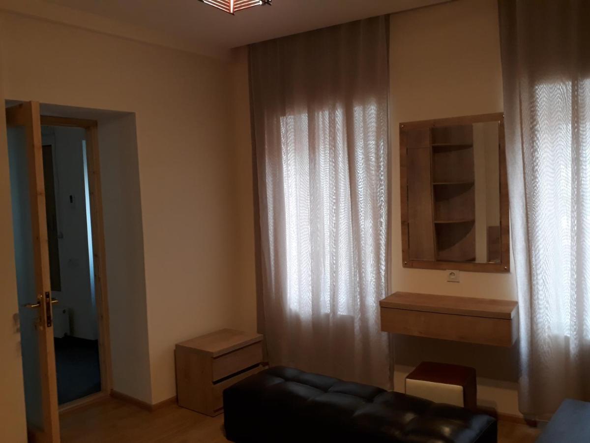 2 Bedroom Apartment In Chugureti Tbilisi Exterior foto